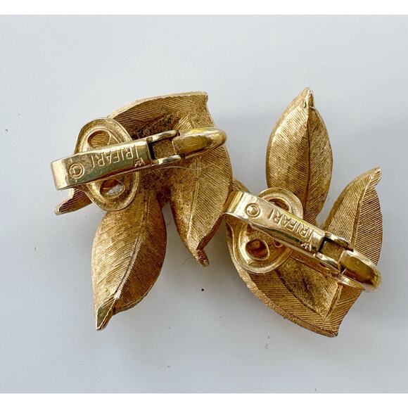 VINTAGE CROWN TRIFARI GOLD TONE FLORAL LEAF CLIP ON EARRINGS 80S COQUETTE - Picture 3 of 4